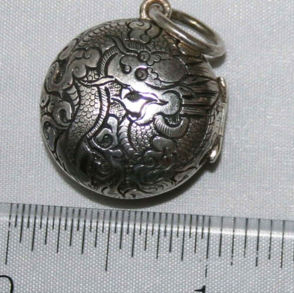 Rare Vintage Silpada Sterling Silver Etched Dragon Locket Pendant - Picture 8 of 15
